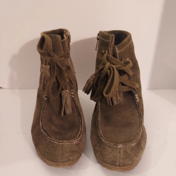Mia Olive Green Suede Brisk Wedge Booties in Size 8 - Picture 2 of 12